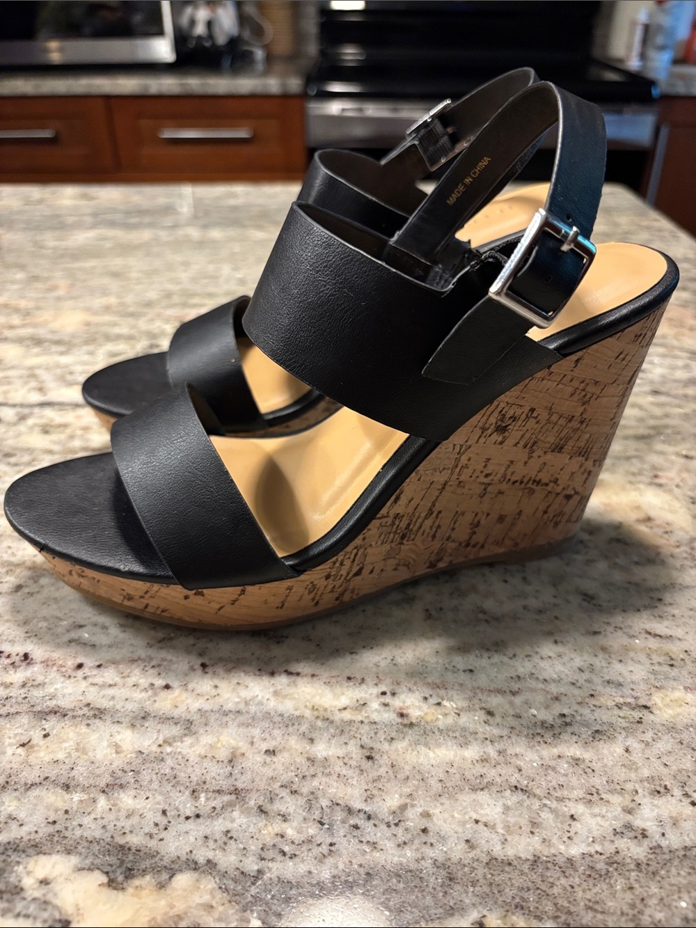 Never Worn ✨ Le Chateau Black Vegan Leather & Cork Platform Wedge Sandals Sz 6.5